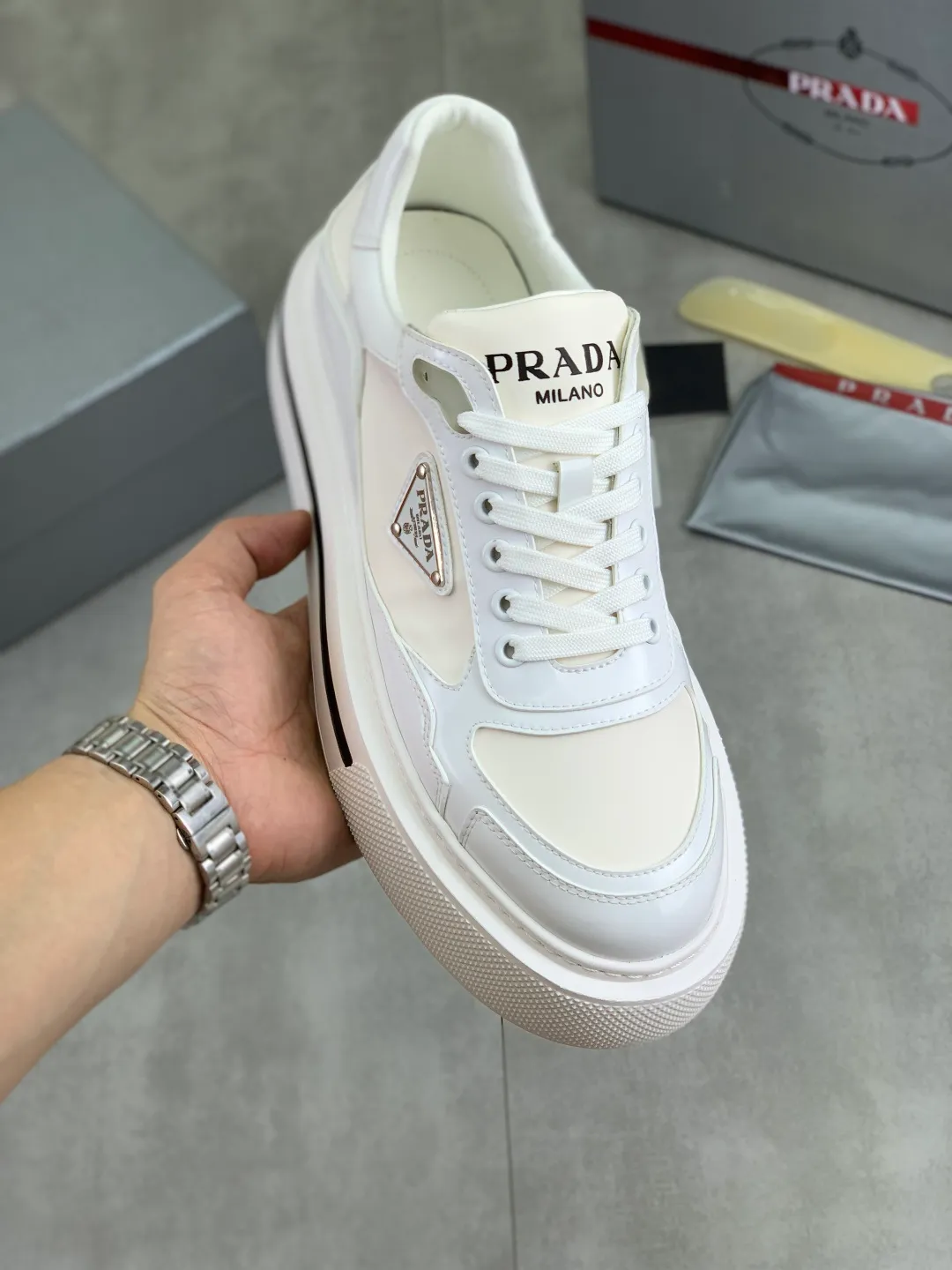 Men's shoes 💰P560💰 [New model] High version official website popular model is on the market, 🆘 Trendy brand (Prada) mainly promotes popular model, avant-garde and versatile fashionable men's shoes private version mold opening, cowhide surface splicing 1:1.. Stylish and simple, original imported cowhide lining cowhide feet; the atmosphere and personality are more fashionable, eye-catching and pursuing class. It will subvert the old idea and be a must-have for fashion trendsetters with you! Must keep it for yourself! Tall and comfortable, large and low, high-end quality workmanship. Size: 38-45; multiple colors available.